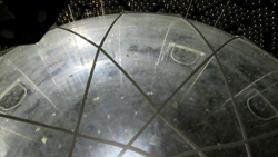 Measuring 6 meters in diameter, this bubble occupies the inner area of the detector and, between 2002 and 2006, was filled with heavy water - a substance used for scientific experiments. The aim was to identify neutrino interactions
